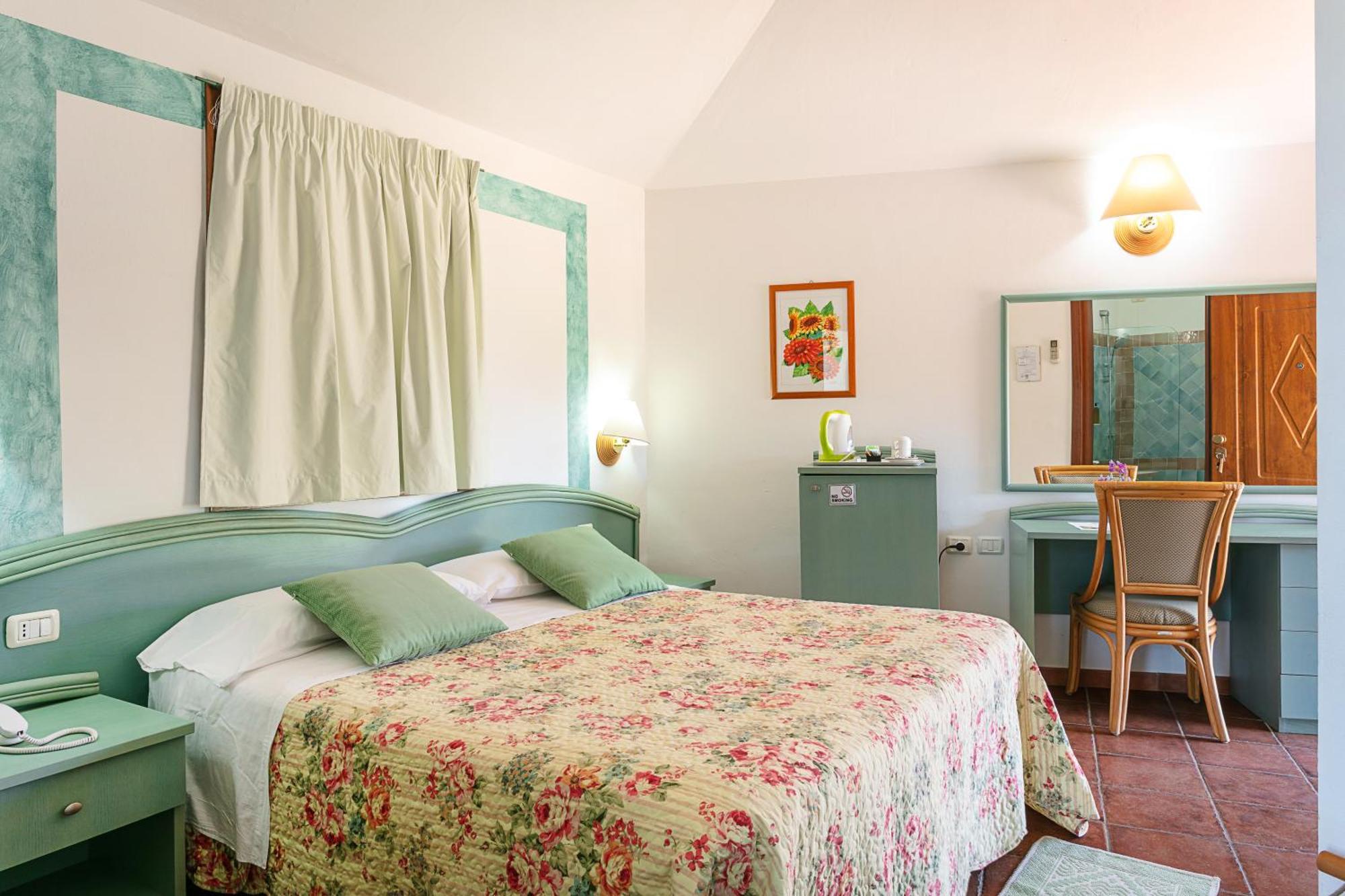 Hotel Stefania Boutique Hotel By The Beach Olbia Room photo
